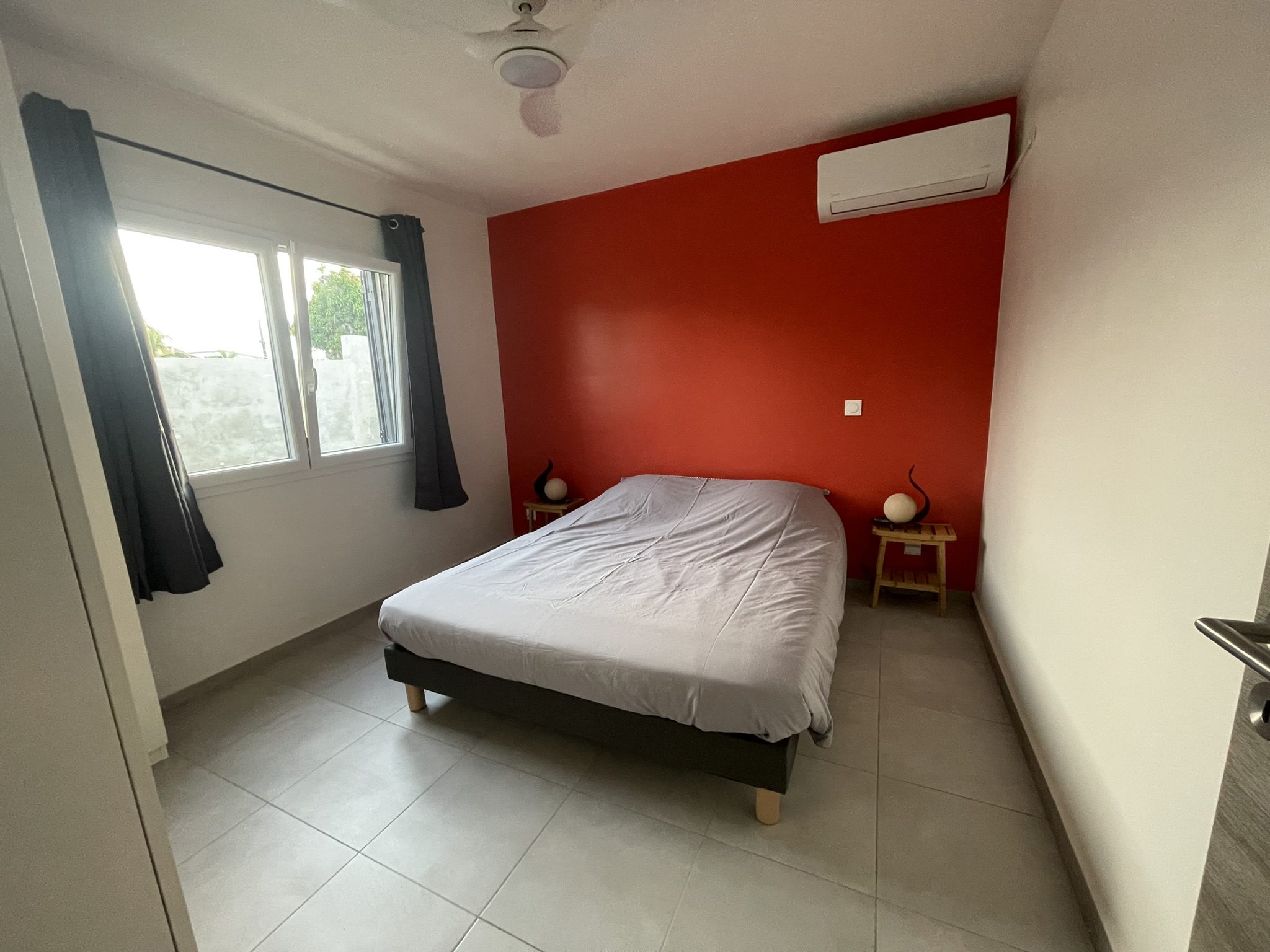 Chambre climatisée avec grand lit et ventilateur de plafond, Villas Kanisi à Baie-Mahault