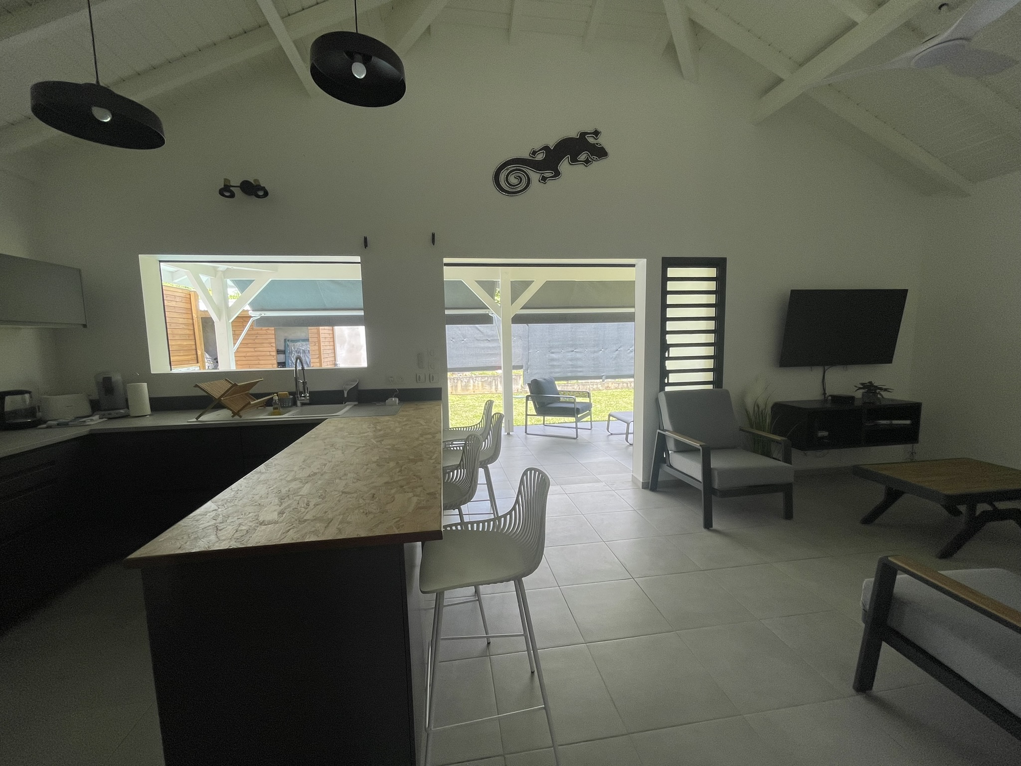Cuisine et séjour ouverts – Villa Kanisi 1, location villa Baie-Mahault