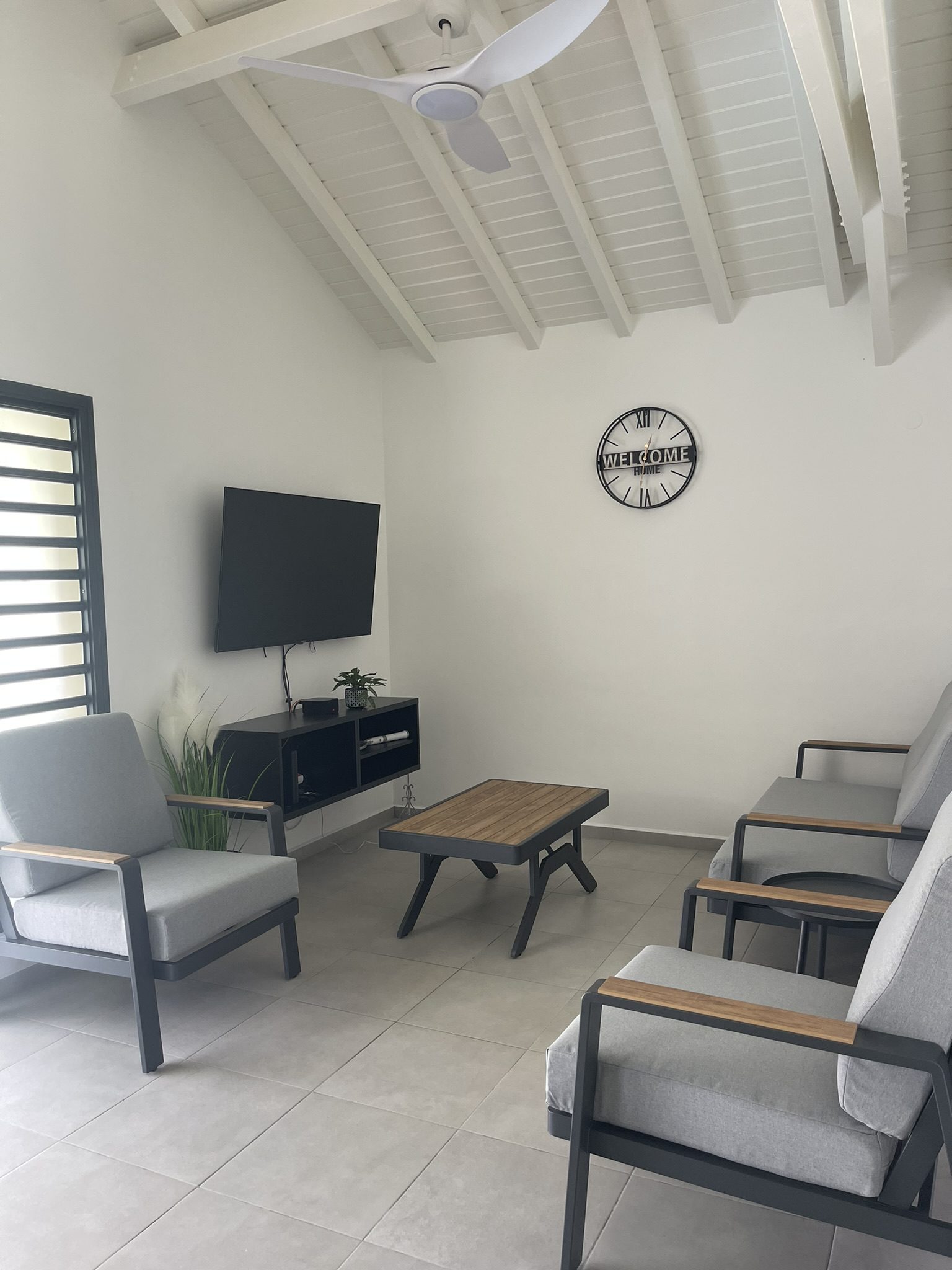 Salon lumineux avec TV – Villa Kanisi 1, location villa Baie-Mahault Guadeloupe