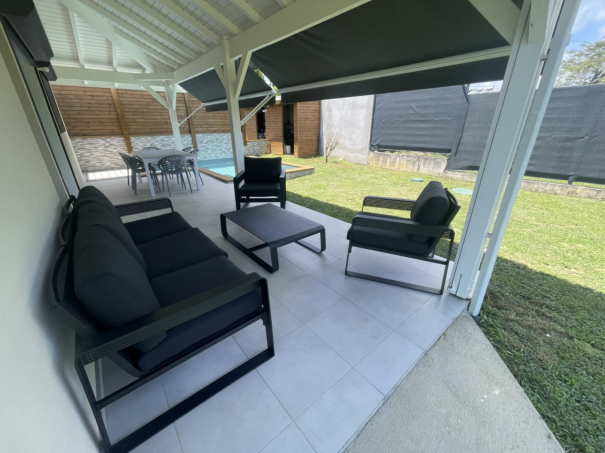 Terrasse avec salon de jardin – Villa Kanisi 1, location villa Baie-Mahault