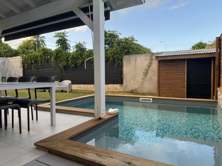 Piscine privée et terrasse – Villa Kanisi 2, location villa Baie-Mahault