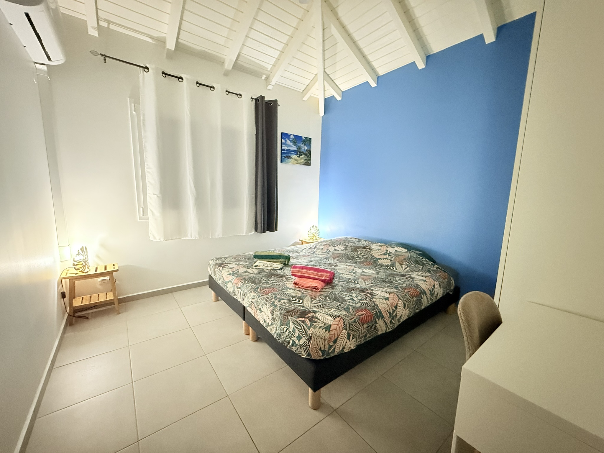 Chambre climatisée avec grand lit – Villa Kanisi 1, location villa Baie-Mahault