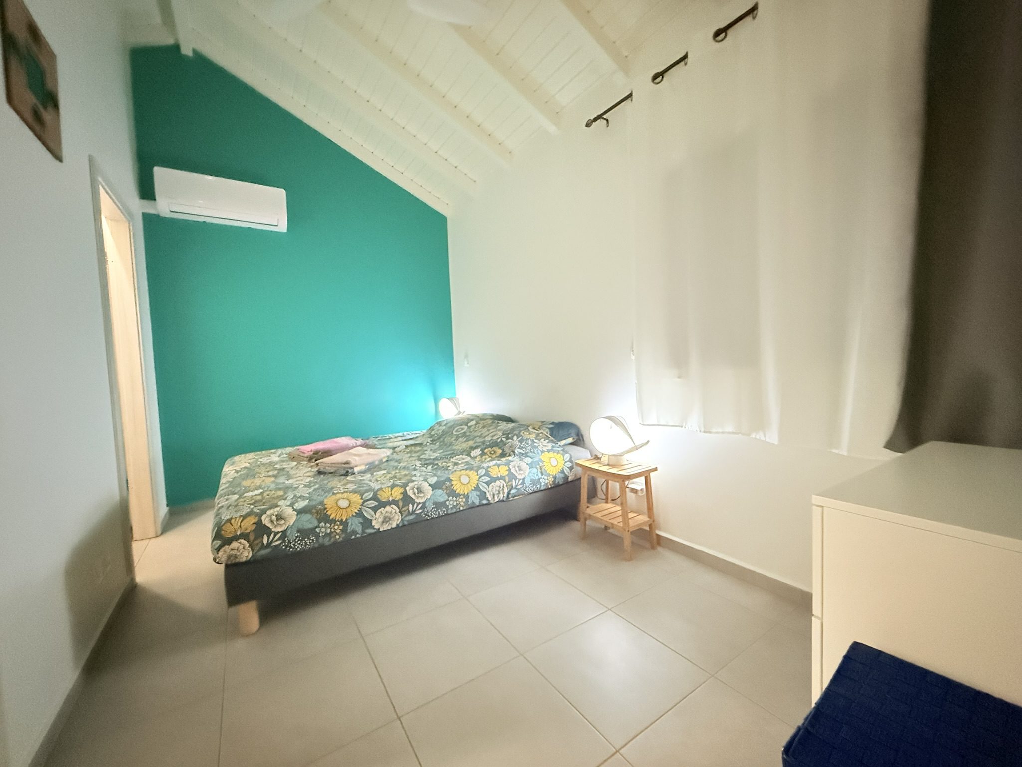 Chambre climatisée mur turquoise – Villa Kanisi 1, location Baie-Mahault