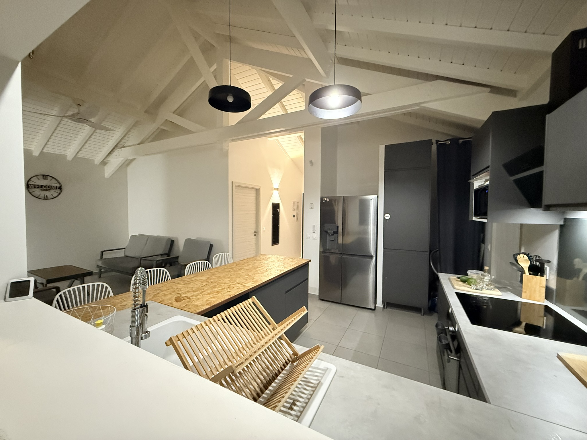 Cuisine équipée et espace de vie – Villa Kanisi 1, Baie-Mahault Guadeloupe