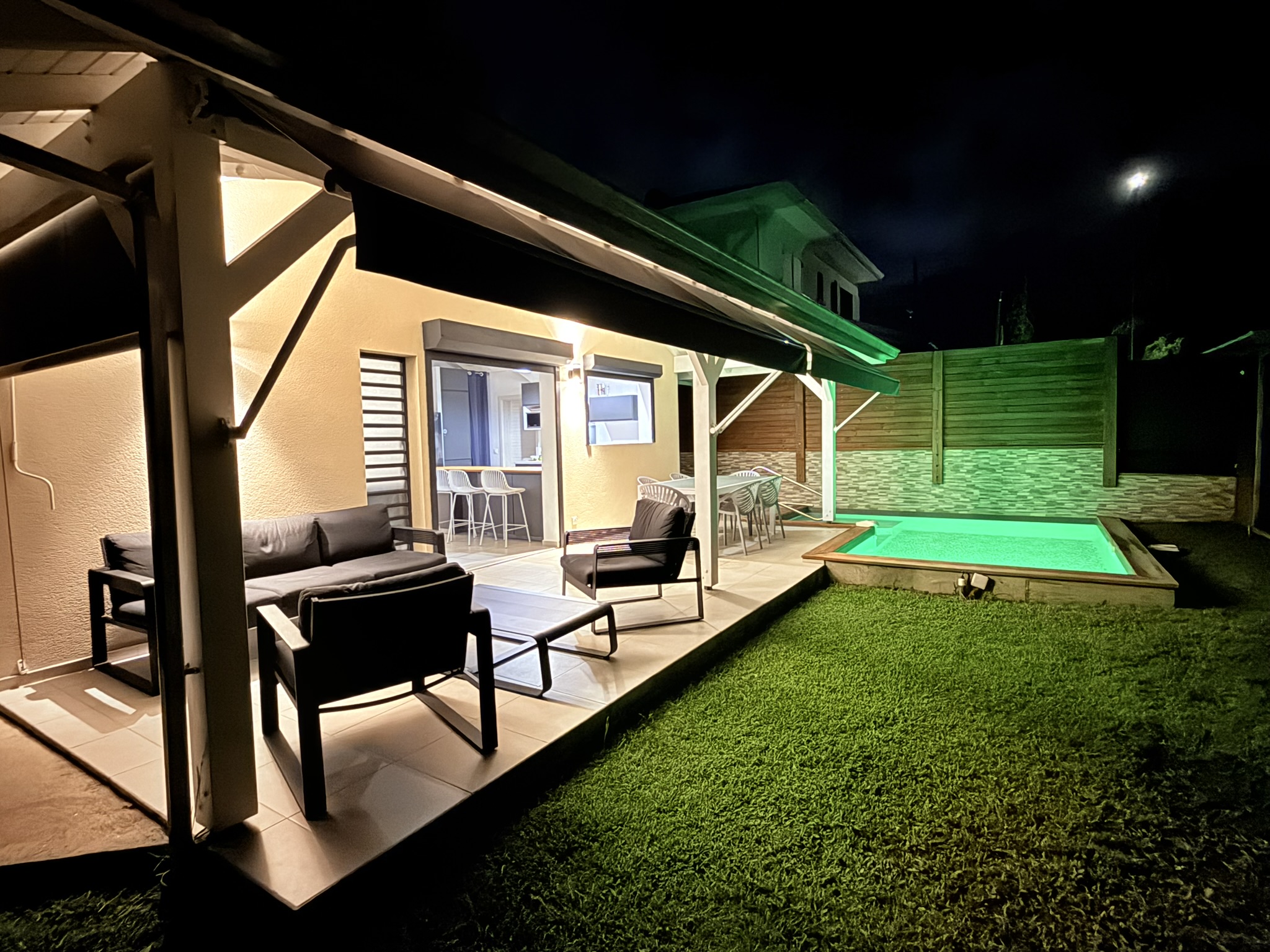 Terrasse éclairée en soirée – Villa Kanisi 1, location villa Baie-Mahault