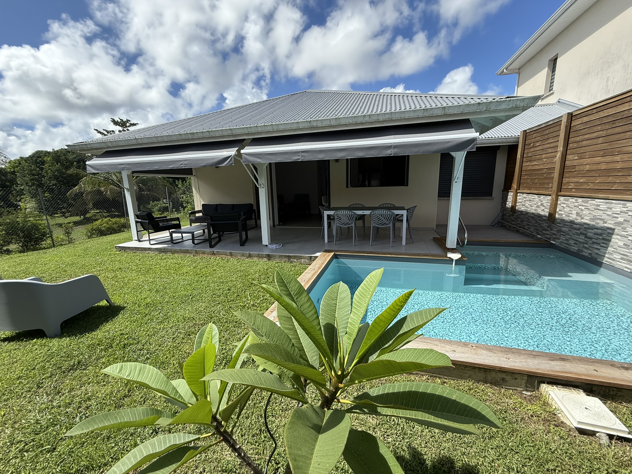 Jardin clôturé et piscine privée – Villa Kanisi 1, location villa Baie-Mahault