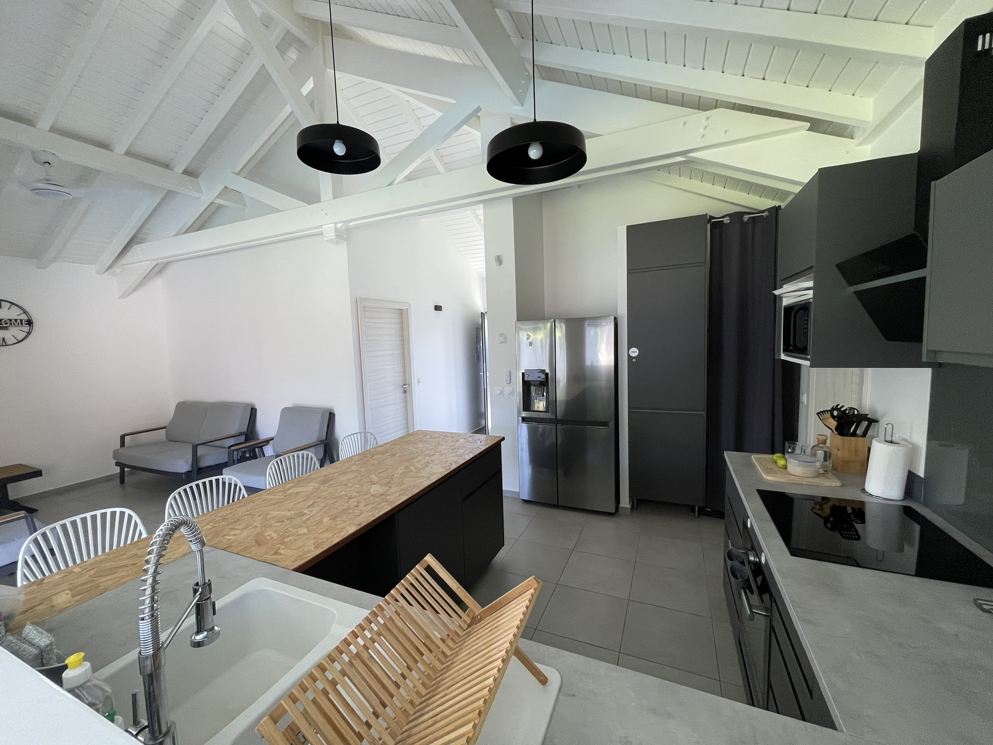Cuisine équipée ouverte sur séjour – Villa Kanisi 1, location villa Baie-Mahault