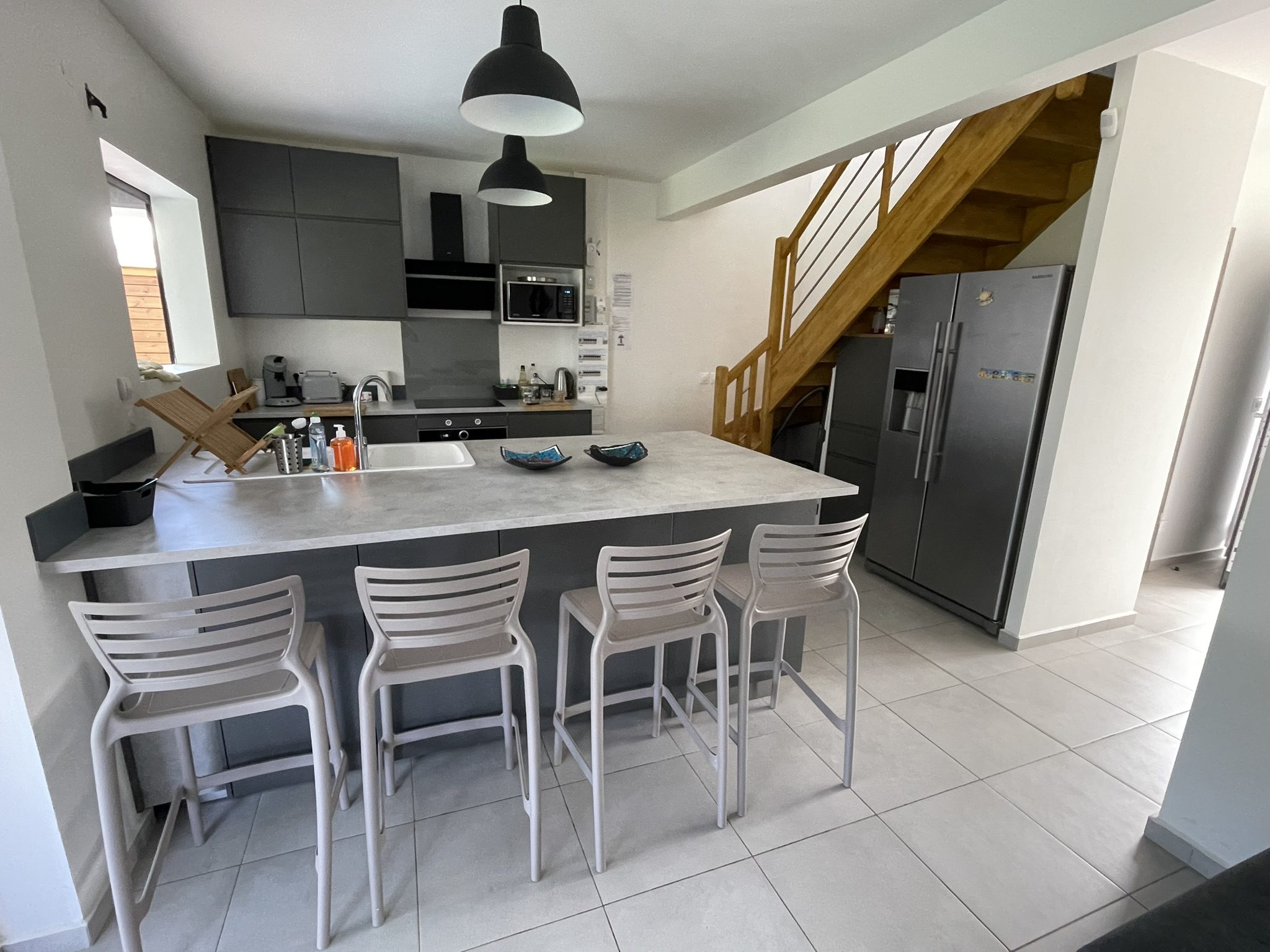 Cuisine équipée avec escalier – Villa Kanisi 2, location villa Baie-Mahault