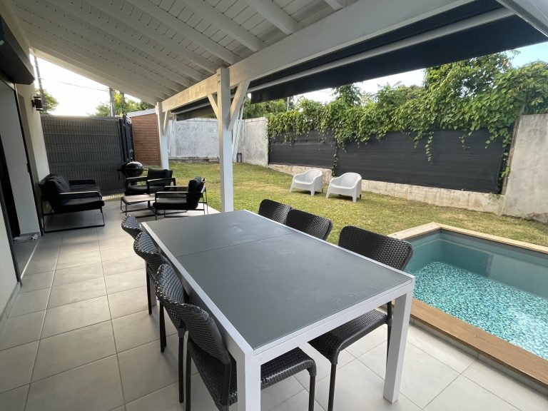 Terrasse avec table et piscine – Villa Kanisi 2, location villa Baie-Mahault