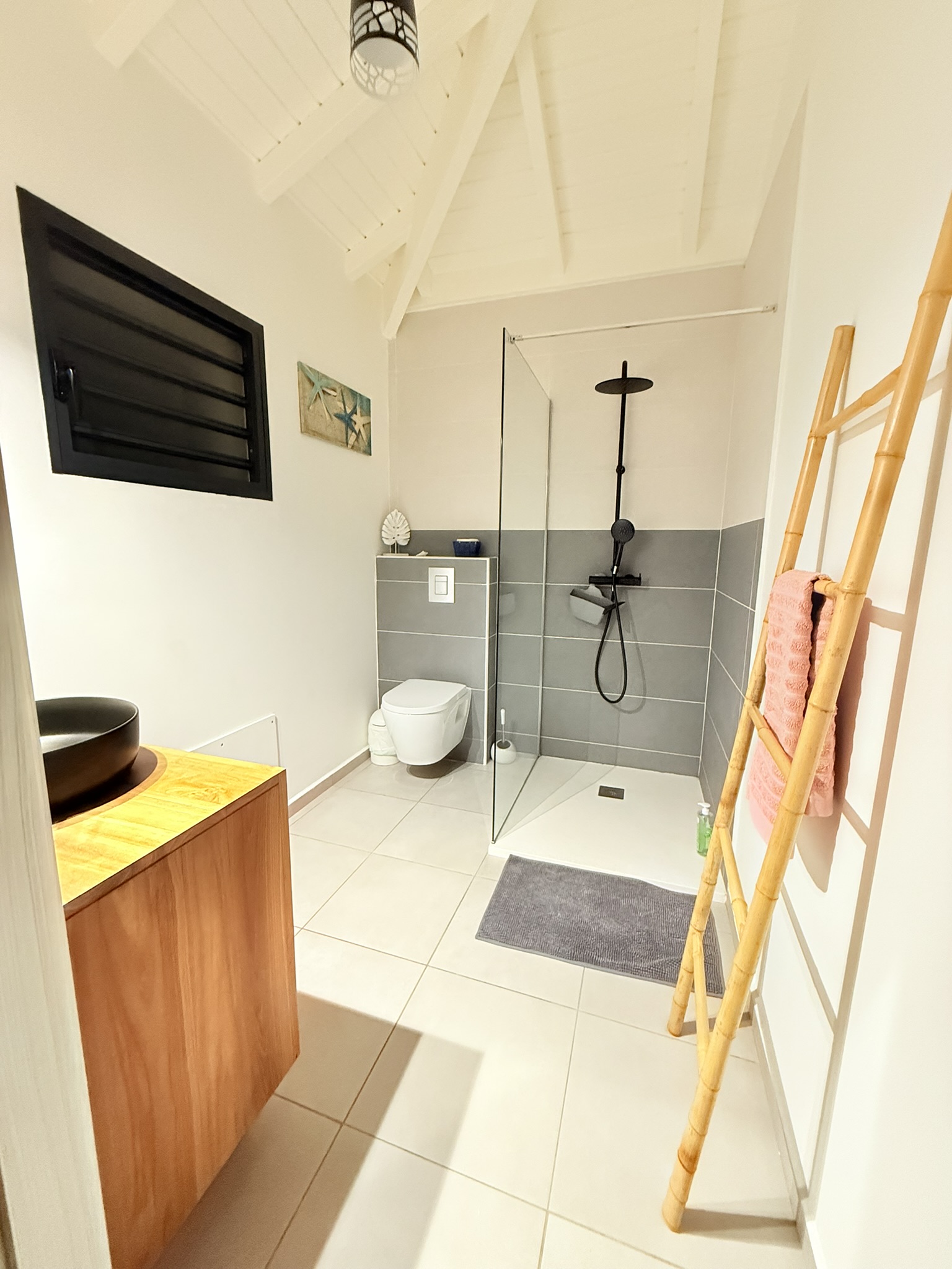 Salle de bain de la Villa Kanisi 1 – location Baie-Mahault