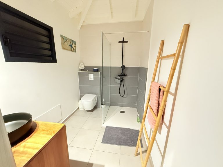 Salle de bain de la Villa Kanisi 1 – Baie-Mahault