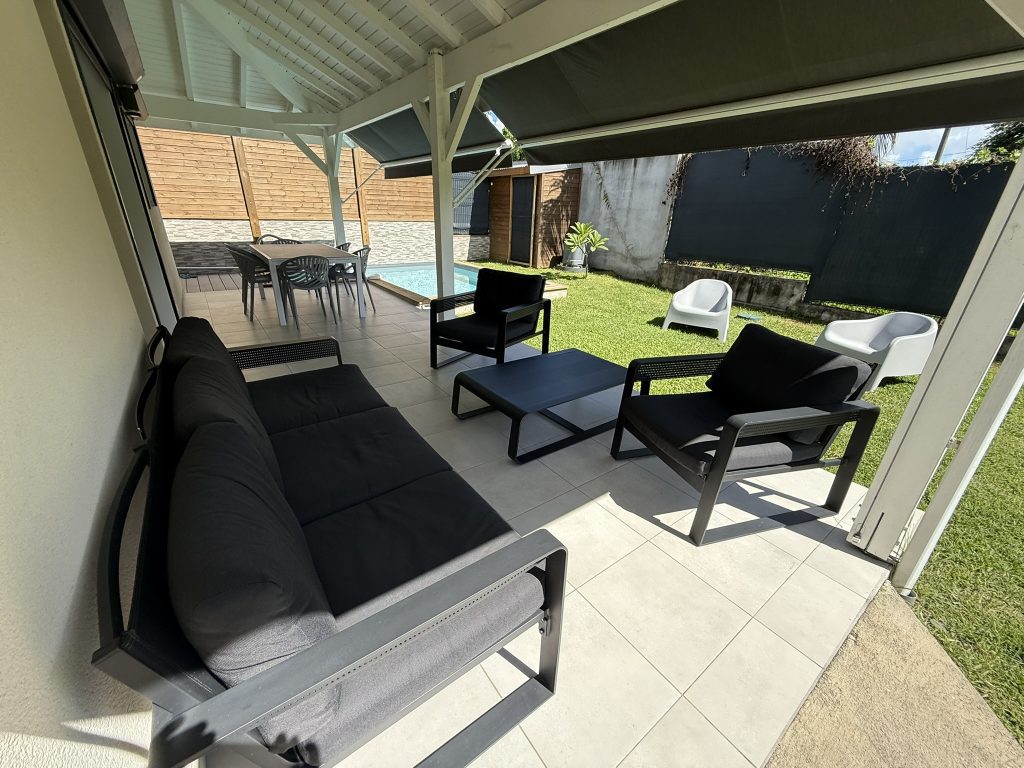 Terrasse et salon de jardin d'une villa proche de Jarry pour déplacement professionnel – Villas Kanisi