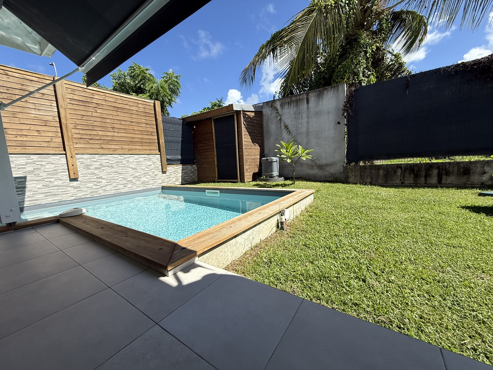 Piscine privée et jardin – Villa Kanisi 1, location villa Baie-Mahault Guadeloupe