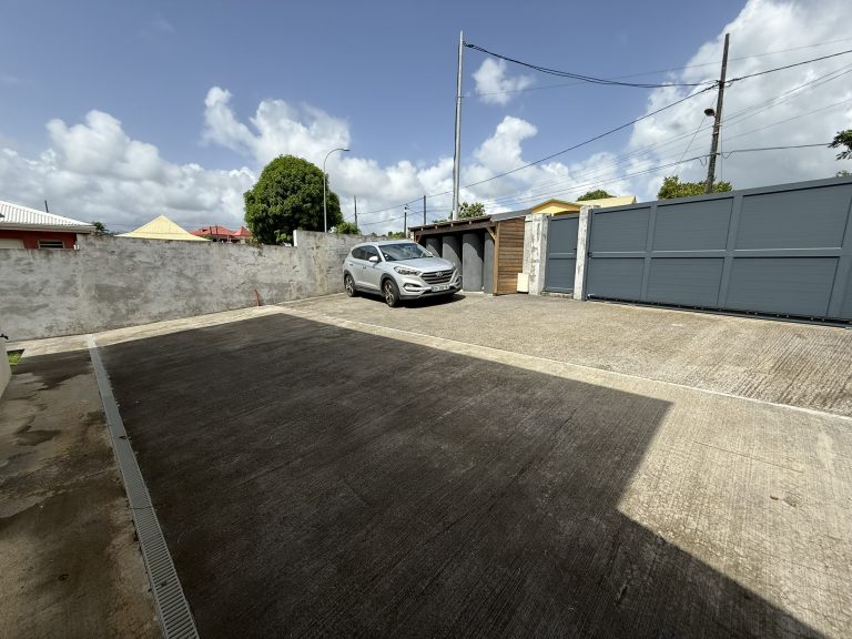 Parking sécurisé avec portail – Villas Kanisi, location villa Baie-Mahault