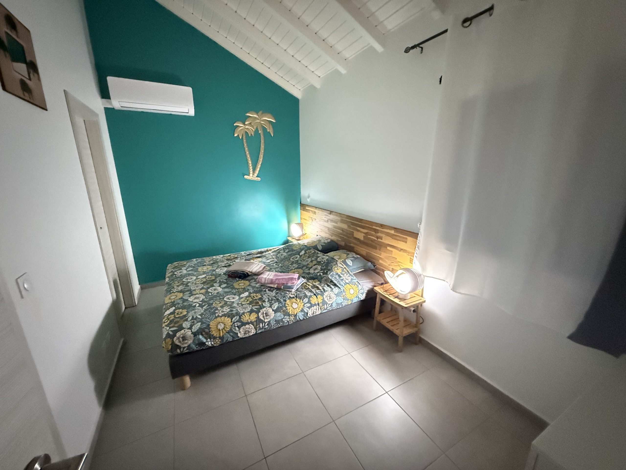 Chambre climatisée mur turquoise – Villa Kanisi 1, location villa Baie-Mahault