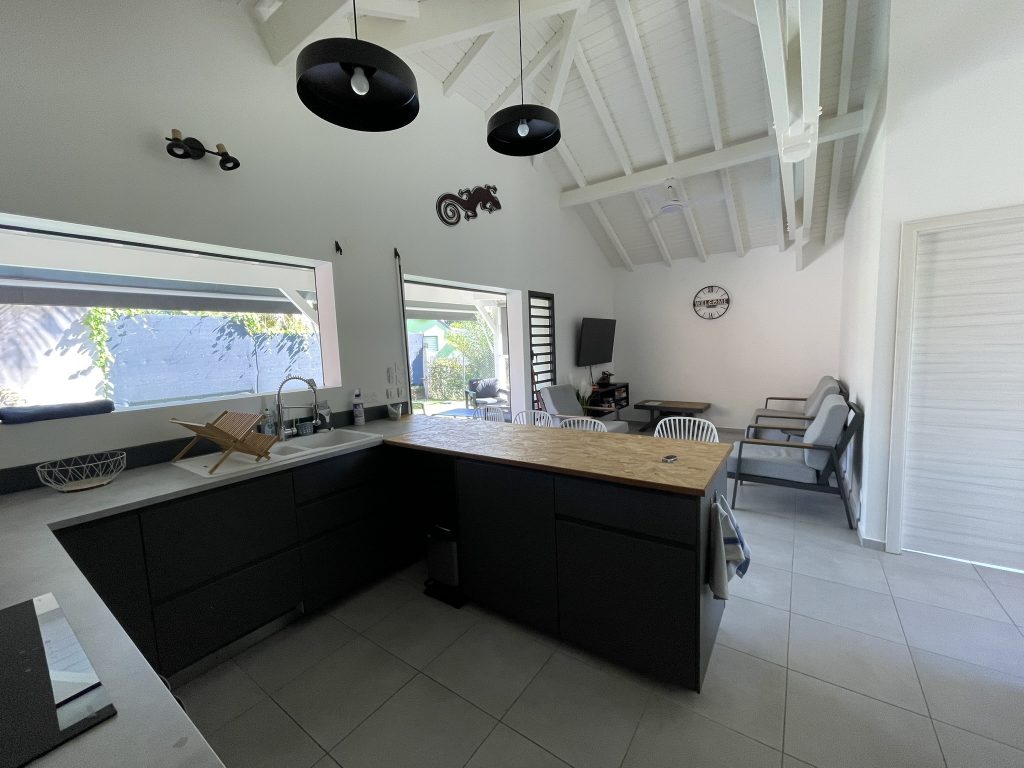 Séjour et cuisine ouverte, espace de travail pour un déplacement professionnel à Jarry – Villas Kanisi, Baie-Mahault
