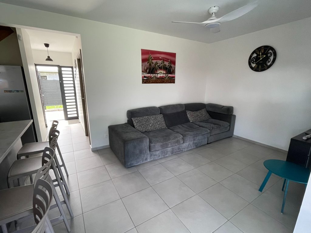 Séjour lumineux avec canapé, espace de travail – hôtel ou villa pour un déplacement professionnel en Guadeloupe